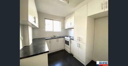 Charming Apartment in the Heart of Essendon - Photo 3