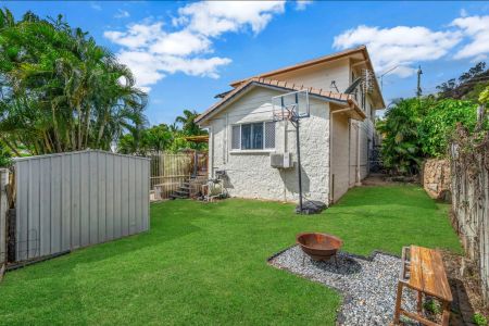 Spacious 5-Bedroom Home with Pool in Prime Location - Photo 5
