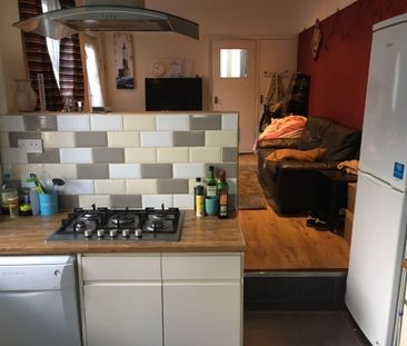 7 Bed House, NO FEES £85 great communal space and close to Uni+Shops - Photo 2