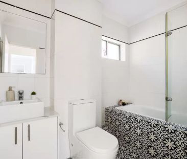 Top-floor apartment with sunny, northern aspect - Photo 4