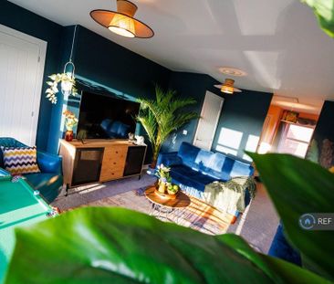4 bedroom semi-detached house to rent - Photo 5