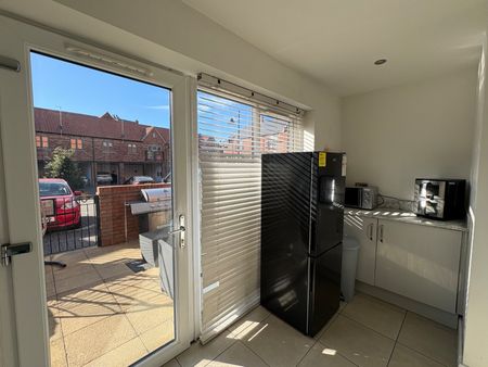 3 bedroom terraced house to rent - Photo 3