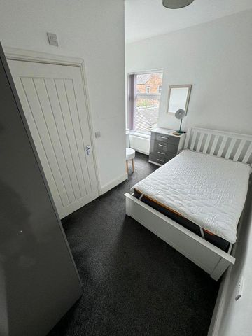 3 bedroom flat to rent - Photo 3