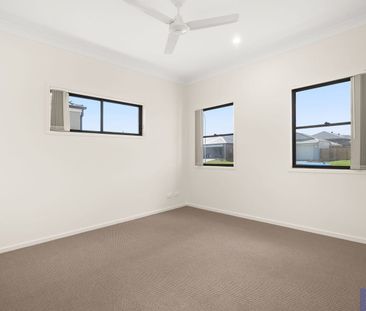 🏡 Stylish & Spacious Family Home with Modern Comfort in Logan Reserve✨ - Photo 3