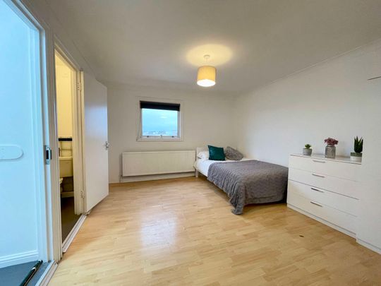 The Vale Front Left Room - Photo 1