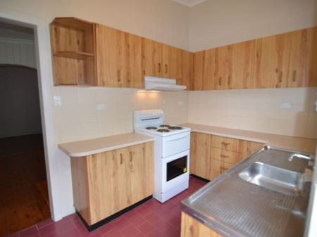 Well Maintained House with 3 Large Bedrooms - Photo 3