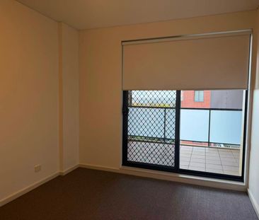RENOVATED LARGE 3 BEDROOM APARTMENT WITH STUNNING VIEWS - Photo 3