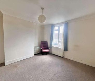 Queens Road, Farnborough, GU14 - Photo 3