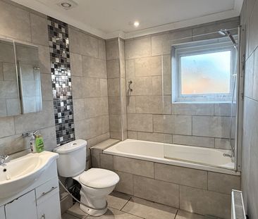 3 Bed Terraced House, Summerseat Close, M5 - Photo 2