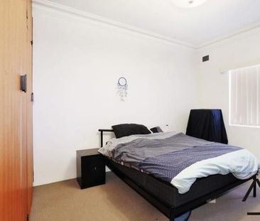 Charming Two-Bedroom Residence in Canterbury - Photo 2