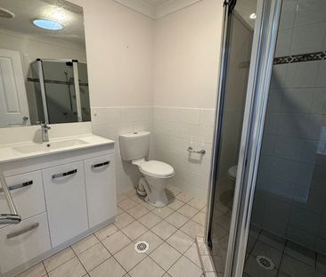 Central Location - 4 bedroom 2.5 bathroom townhouse - Photo 1