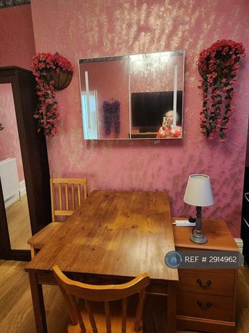 4 bedroom flat to rent - Photo 2