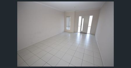 Modern 3 Bedroom Townhouse - Photo 3