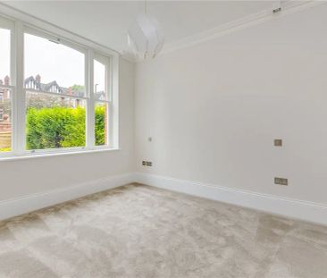 3 bedroom flat in London - Photo 1