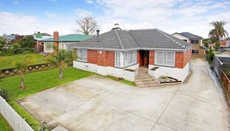 Charming 3-Bedroom Home with Study & Sunroom in Papatoetoe - Photo 5