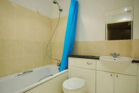 2 bedroom flat to rent - Photo 4
