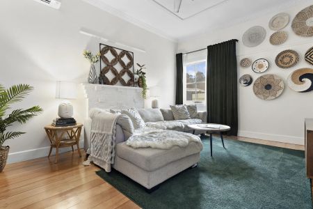 Freshly renovated, Prime Location ! - Photo 3