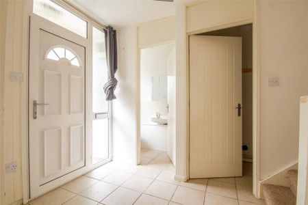 3 bedroom end of terrace house to rent - Photo 3