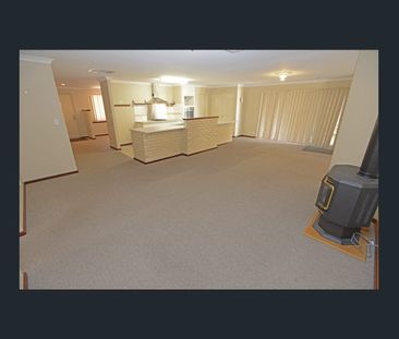 SPACIOUS & PRIVATE REAR FAMILY HOME - Photo 1