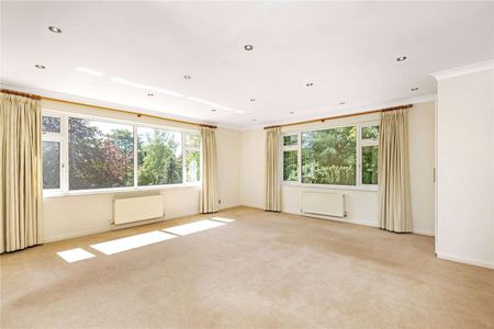 A spacious six bedroom house located in a gated development with a large private garden and garage. - Photo 5