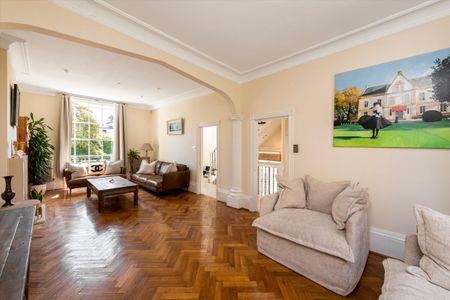 A beautifully presented semi-detached Stucco house with a private garden. - Photo 2