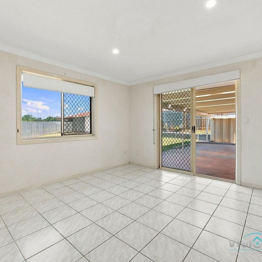 LARGE FAMILY HOME IN A QUIET CUL DE SAC - Photo 1