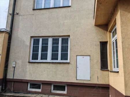 Dlouhodobý pronájem prostorného bytu 1+kk 45 m po rekonstrukci, zvýšené přízemí, volný ihned, ul. Jiráskova. - Fotografie 2