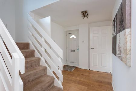 4 bedroom end of terrace house to rent - Photo 2