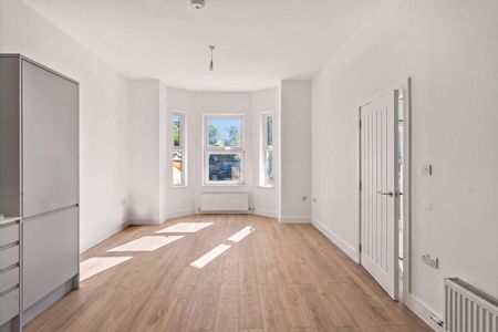 A beautifully renovated ground floor apartment in a prime Teddington location. - Photo 3