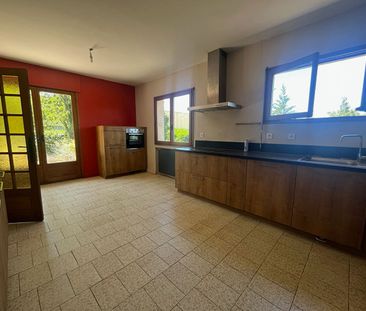 Location Maison 8 pièces 251m² RILLIEUX LA PAPE 69140 - Photo 4