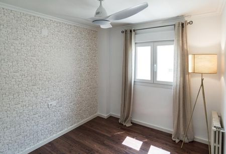 Piso ático de 3 habitaciones, terraza y una plaza de garaje - Foto 2