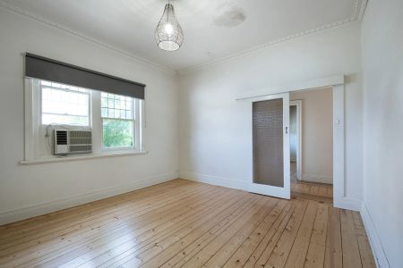 5 White Street, Kennington. - Photo 2