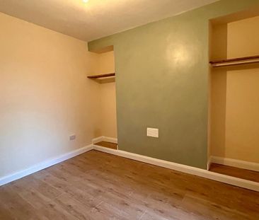3 bedroom end of terrace house to rent - Photo 2