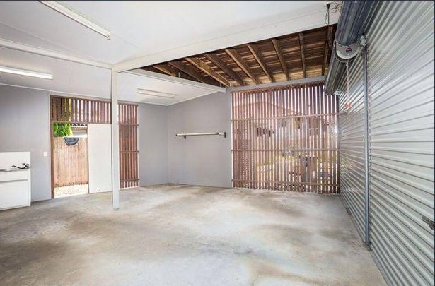 2 bedroom Stylish Upstairs Unit - Photo 1
