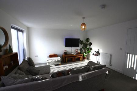 3 bedroom semi-detached house to rent - Photo 5