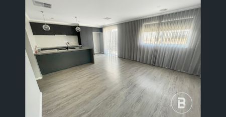 ELEGANT THREE BEDROOM HOME IN A QUIET LANE - Photo 5