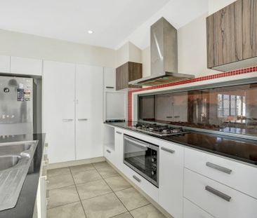 CUL-DE-SAC, FAMILY-SIZED CHARM - WELCOME TO YOUR NEW HOME AT 4 ISLA... - Photo 4