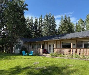 2BR Cozy Bungalow in Springbank — 2 Bedrooms House - Photo 1