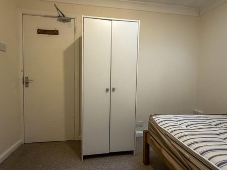 1 bedroom in a house share to rent - Photo 3