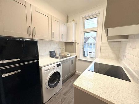 Lymington Avenue, Leigh On Sea, Essex, SS9 - Photo 5