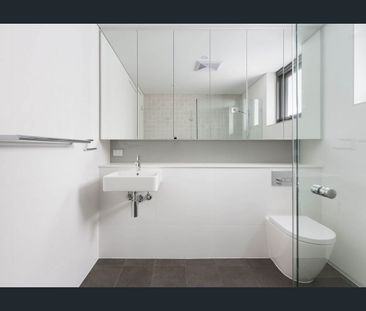 Sophisticated Top-Floor Living Near Darling Harbour - Photo 3