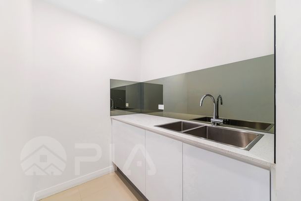 Nearly New Modern Spacious Apartments Available - Photo 1