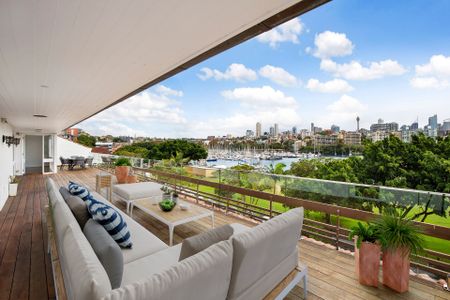 Unique Penthouse With Iconic Harbour Views & The Ambience Of A Private Villa - Photo 3