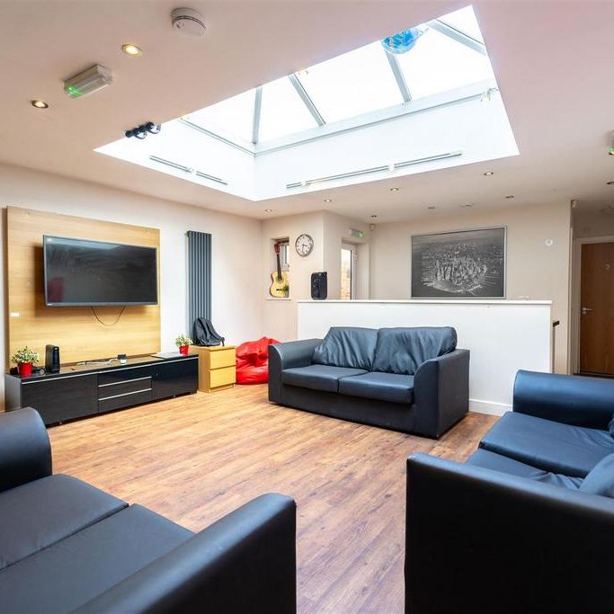 8 bedroom house to rent - Photo 1