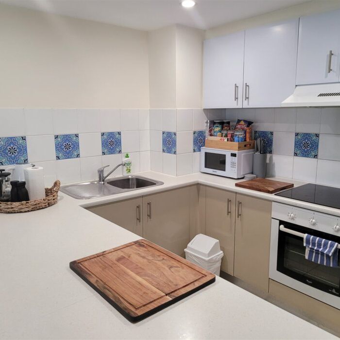 Surfers Paradise Large 1 Bedroom + study furnished unit - Photo 1