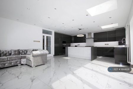 5 bedroom detached house to rent - Photo 4