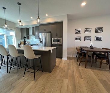 Beautiful New Townhouse in Northwest Calgary. Furnished & all utili... - Photo 1