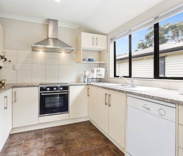 Warm family home great location - Photo 2