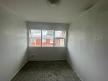 Spacious 2 Bedroom Property&excl; - Photo 5