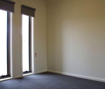 11 Ewart Cl, Lucas VIC 3350 - Photo 2